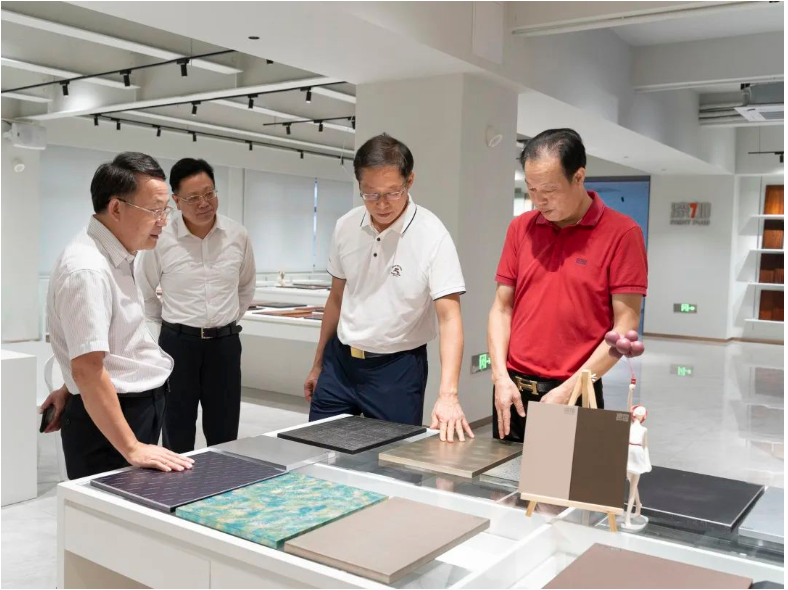 李劍文董事長對市政協莊樹俊主席一行蒞臨漆加集團表示熱烈的歡迎，親自帶領來賓們參觀漆加創新中心，并為大家詳細介紹了漆加化工集團的發展歷程，涂料新技術及服務解決方案，闡述了漆加集團“打造家居產業應用創新服務平臺”，賦能家居產業高質量發展的愿景。  