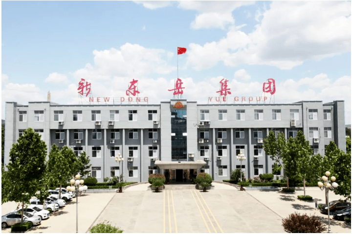 在青島大學校方人士的陪同下，殷峰一行參觀了生命科學院、化學化工學院及實驗室等，青島大學表示，希望與新東岳集團聯合申報省市重大科技專項、開展橫向課題研究開發等合作。