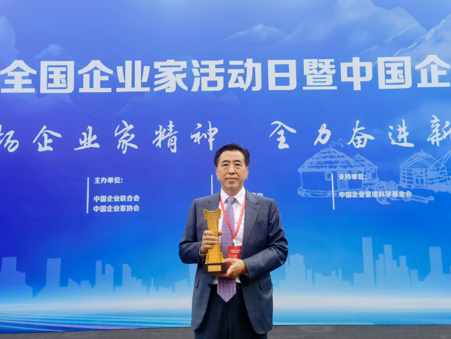 原隸屬化工部的青島科技大學(xué)，是我國第一家設(shè)立橡膠學(xué)科專業(yè)的高校，也是亞洲唯一的一所橡膠專業(yè)門類最全的高等院校，被譽(yù)為中國橡膠工業(yè)的“黃埔”，培養(yǎng)了中國橡膠領(lǐng)域一半以上的技術(shù)和管理人才，袁仲雪就是其中之一