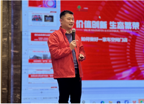 杭州興立得實業有限公司總經理朱磊為會議致辭,感謝了廣大零售商對公司一如既往的助力和支持,在答謝會上,興立得也為大家準備了豐厚大禮,回饋給每一位同行的伙伴。他鼓舞零售商在后疫情時代強勢信心,朝陽1號的支持,是面對市場有力的實力支撐。 杭州興立得實業有限公司總經理朱磊為會議致辭,感謝了廣大零售商對公司一如既往的助力和支持,在答謝會上,興立得也為大家準備了豐厚大禮,回饋給每一位同行的伙伴。他鼓舞零售商在后疫情時代強勢信心,朝陽1號的支持,是面對市場有力的實力支撐。