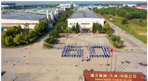 楊啟仁指出，2022年重資項(xiàng)目分別為投資了越南二廠二期、天津廠區(qū)新廠、云林廠密煉制程優(yōu)化、及沙灘車胎擴(kuò)產(chǎn)等。其中，越南二廠擴(kuò)建項(xiàng)目現(xiàn)狀是，營(yíng)運(yùn)中的越南二廠一期(KV2-1)廠規(guī)劃總?cè)债a(chǎn)能2萬條的轎車胎(含輕卡車胎)，今年6月輪胎日產(chǎn)能達(dá)1.2萬條，希望明年6月輪胎日產(chǎn)能可提高至2萬條(年產(chǎn)730萬條)。
