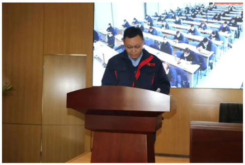 張國甫:“開得起、穩得住、出效益”,確保“安穩長滿優”運行,是我們的責任與使命。縱觀全年,我們堅持“穩裝置、增效益”,踐行“法治”,完成了年初制定的安全生產目標。2023年要繼續實現“五個零”的安全生產目標,堅持貫徹“安全第一、生命至上”的文化理念,必須堅持嚴管重法,必須堅持高強度管控,安全面前人人平等。 張國甫:“開得起、穩得住、出效益”,確保“安穩長滿優”運行,是我們的責任與使命。縱觀全年,我們堅持“穩裝置、增效益”,踐行“法治”,完成了年初制定的安全生產目標。2023年要繼續實現“五個零”的安全生產目標,堅持貫徹“安全第一、生命至上”的文化理念,必須堅持嚴管重法,必須堅持高強度管控,安全面前人人平等。