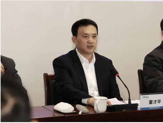 在隨后召開的中天淮安公司全體中層干部大會上,董才平宣讀了關(guān)于成立中天鋼鐵集團(淮安)新材料有限公司的通知,及中天淮安公司領(lǐng)導(dǎo)班子的任職決定。 在隨后召開的中天淮安公司全體中層干部大會上,董才平宣讀了關(guān)于成立中天鋼鐵集團(淮安)新材料有限公司的通知,及中天淮安公司領(lǐng)導(dǎo)班子的任職決定。