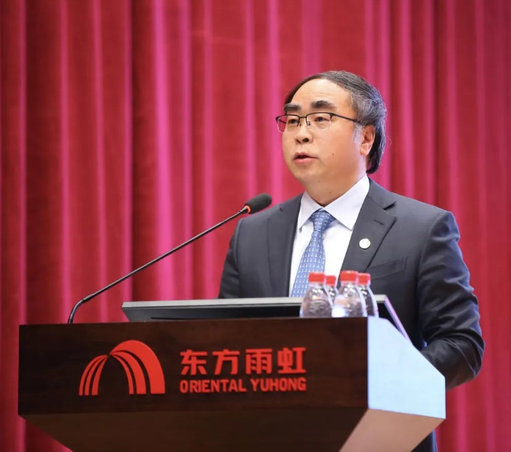 東方雨虹控股副董事長(zhǎng)兼總裁許利民先生作“東方雨虹2022年經(jīng)營(yíng)情況及2023年經(jīng)營(yíng)工作重點(diǎn)”報(bào)告。他表示,2023年?yáng)|方雨虹將繼續(xù)圍繞“聚焦優(yōu)勢(shì) 精準(zhǔn)發(fā)力 速度與質(zhì)量雙提升”的經(jīng)營(yíng)戰(zhàn)略,堅(jiān)持以合伙人為基石、以客戶為中心、以結(jié)果為導(dǎo)向,夯基礎(chǔ)、善創(chuàng)新、強(qiáng)執(zhí)行、提效能,持續(xù)提升各項(xiàng)工作管理水平,全面開(kāi)拓東方雨虹新的發(fā)展局面。 東方雨虹控股副董事長(zhǎng)兼總裁許利民先生作“東方雨虹2022年經(jīng)營(yíng)情況及2023年經(jīng)營(yíng)工作重點(diǎn)”報(bào)告。他表示,2023年?yáng)|方雨虹將繼續(xù)圍繞“聚焦優(yōu)勢(shì) 精準(zhǔn)發(fā)力 速度與質(zhì)量雙提升”的經(jīng)營(yíng)戰(zhàn)略,堅(jiān)持以合伙人為基石、以客戶為中心、以結(jié)果為導(dǎo)向,夯基礎(chǔ)、善創(chuàng)新、強(qiáng)執(zhí)行、提效能,持續(xù)提升各項(xiàng)工作管理水平,全面開(kāi)拓東方雨虹新的發(fā)展局面。