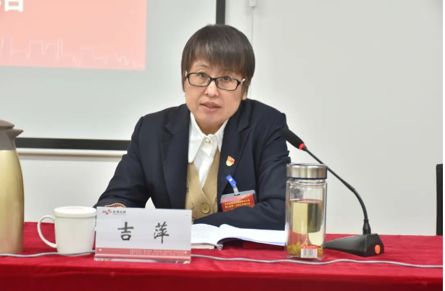 　公司黨委副書記、經(jīng)理吉萍作了題為《改革發(fā)展促創(chuàng)新 轉(zhuǎn)型升級強管理 奮力開創(chuàng)金隅涂料高質(zhì)量發(fā)展新局面》的行政工作報告。