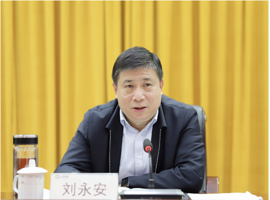 棗礦集團黨委委員、副總經理劉永安出席會議并講話,指出,在過去一年中,橡膠公司認真落實“疫情要防住、經濟要穩住、發展要安全”總要求,聚焦“轉型突破”主題主線,深入開展守正創新、變革轉型、管理提升“三個年”活動,團結奮進,努力拼搏,真抓實干,呈現出四個方面的特點,實現了平穩有序發展。 棗礦集團黨委委員、副總經理劉永安出席會議并講話,指出,在過去一年中,橡膠公司認真落實“疫情要防住、經濟要穩住、發展要安全”總要求,聚焦“轉型突破”主題主線,深入開展守正創新、變革轉型、管理提升“三個年”活動,團結奮進,努力拼搏,真抓實干,呈現出四個方面的特點,實現了平穩有序發展。