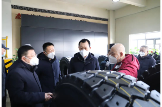 市長到訪輪胎企業，現場發錢
