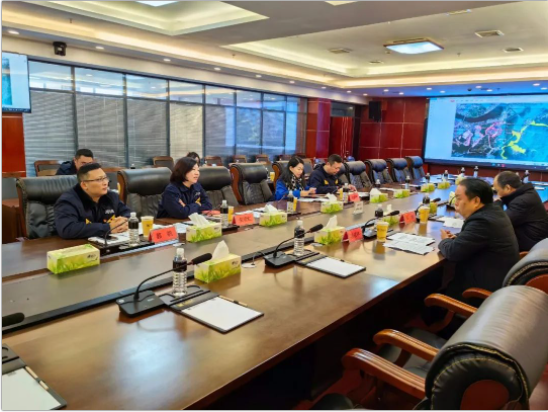 潘福林表示,黑貓集團(tuán)作為景德鎮(zhèn)市屬大型國有企業(yè),為景德鎮(zhèn)市經(jīng)濟(jì)社會發(fā)展作出了重要貢獻(xiàn)。市工信局也在致力于解決企業(yè)困難,積極與省政府、省工信廳進(jìn)行密切溝通。待省廳正式下發(fā)《江西省化工重點監(jiān)測點認(rèn)定標(biāo)準(zhǔn)》后,市工信局將積極推進(jìn)黑貓集團(tuán)化工重點監(jiān)測點認(rèn)定工作,助力企業(yè)重點項目盡快落地投產(chǎn)。 潘福林表示,黑貓集團(tuán)作為景德鎮(zhèn)市屬大型國有企業(yè),為景德鎮(zhèn)市經(jīng)濟(jì)社會發(fā)展作出了重要貢獻(xiàn)。市工信局也在致力于解決企業(yè)困難,積極與省政府、省工信廳進(jìn)行密切溝通。待省廳正式下發(fā)《江西省化工重點監(jiān)測點認(rèn)定標(biāo)準(zhǔn)》后,市工信局將積極推進(jìn)黑貓集團(tuán)化工重點監(jiān)測點認(rèn)定工作,助力企業(yè)重點項目盡快落地投產(chǎn)。