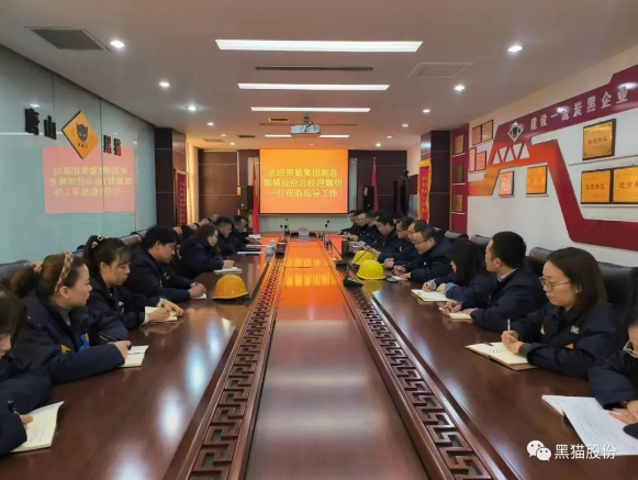 魏明還深入現場看望慰問一線干部職工,并對生產車間的安全環保、設備運行、工藝技術等進行交流指導。 魏明還深入現場看望慰問一線干部職工,并對生產車間的安全環保、設備運行、工藝技術等進行交流指導。