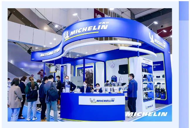 2022年底首發的米其林手機支架和車載吸塵器也以其獨具匠心的設計和出色的性能表現引起了市場關注。此外，米其林還展示了雨刮、車膜、緊急救援、洗車機、除味劑、生活時尚等超過10個品類的豐富產品。