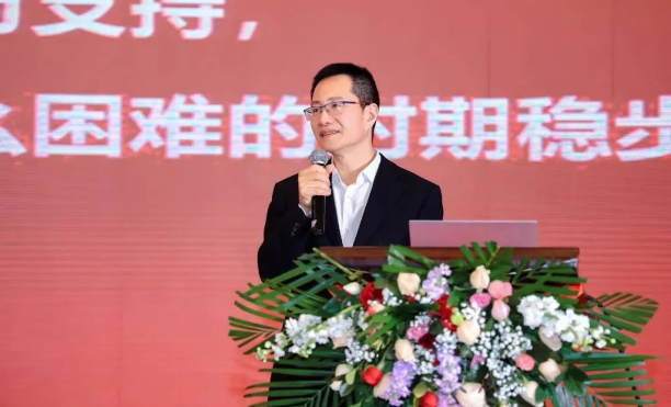 中策橡膠集團高級副總經(jīng)理葛國榮指出，烏卡時代(易變不穩(wěn)定、復雜環(huán)境下)，中策卡客車輪胎將繼續(xù)圍繞零售商來精準實施政策支持、渠道建設(shè)支持、供應鏈體系完善、數(shù)字化賦能、集團車隊合作生態(tài)支持等，幫助中策家人在內(nèi)卷時代突出重圍、持久賺錢。