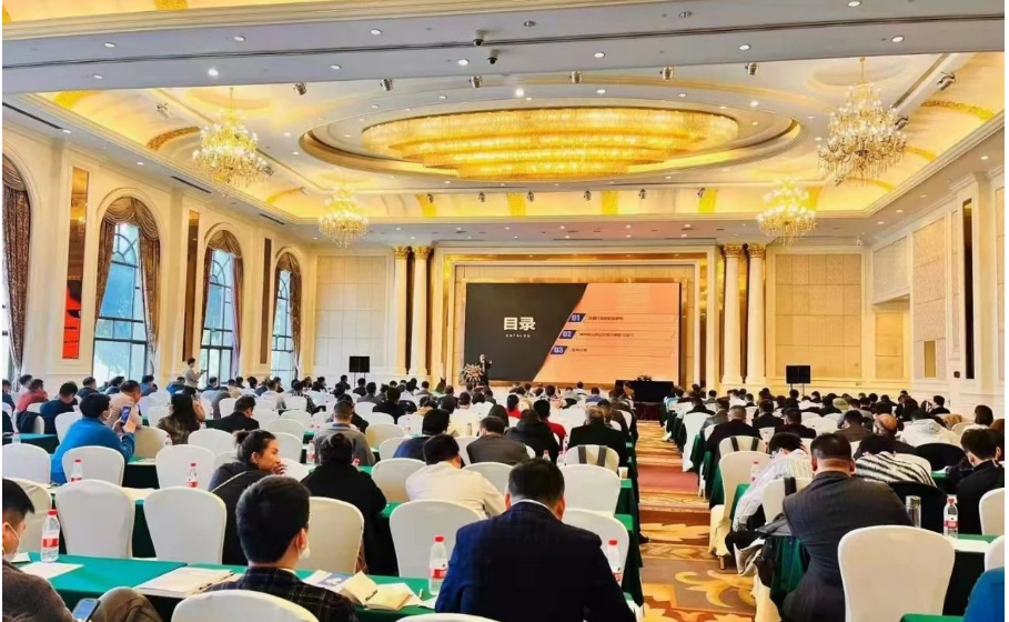 今年三月，2022年全國塑料著色與色母粒學(xué)術(shù)技貿(mào)信息交流會暨第二十九屆中國色母粒行業(yè)年會在重慶長壽召開，本次會議由中國染料工業(yè)協(xié)會色母粒專業(yè)委員會主辦、重慶澳彩新材料股份有限公司、蘇州寶麗迪材料科技股份有限公司等18家中外企業(yè)協(xié)辦。吸引了來自全國各地的415名代表參加，涉及到260多家企業(yè)。