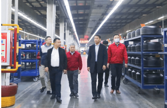 除了參觀棗礦橡膠公司，曹限東還深入全鋼八億橡膠和半鋼豐源輪胎實地交流，了解了生產組織、現場定置、設備運行、員工面貌、物流發貨等。