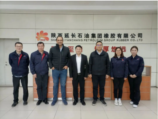 陜西延長石油西北橡膠有限公司于3月18日接待了來自南美的客戶一行兩人。本次交流座談會上，公司總經理張航偉、營銷總監王國強、外貿部副部長李丹以及相關人員參加了會議。