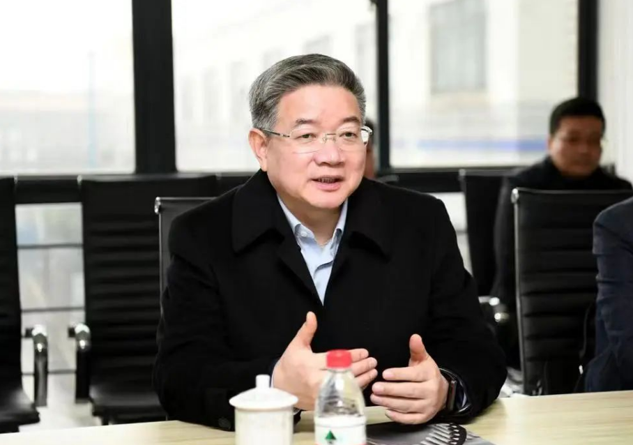 隨后，傅書記一行前往車間現(xiàn)場進行參觀，了解企業(yè)產(chǎn)品生產(chǎn)過程。一行人邊走邊看，途中傅書記鼓勵我們要立足自身優(yōu)勢，堅守主責(zé)主業(yè)，加強技術(shù)創(chuàng)新和產(chǎn)品研發(fā)，加快轉(zhuǎn)型發(fā)展步伐。