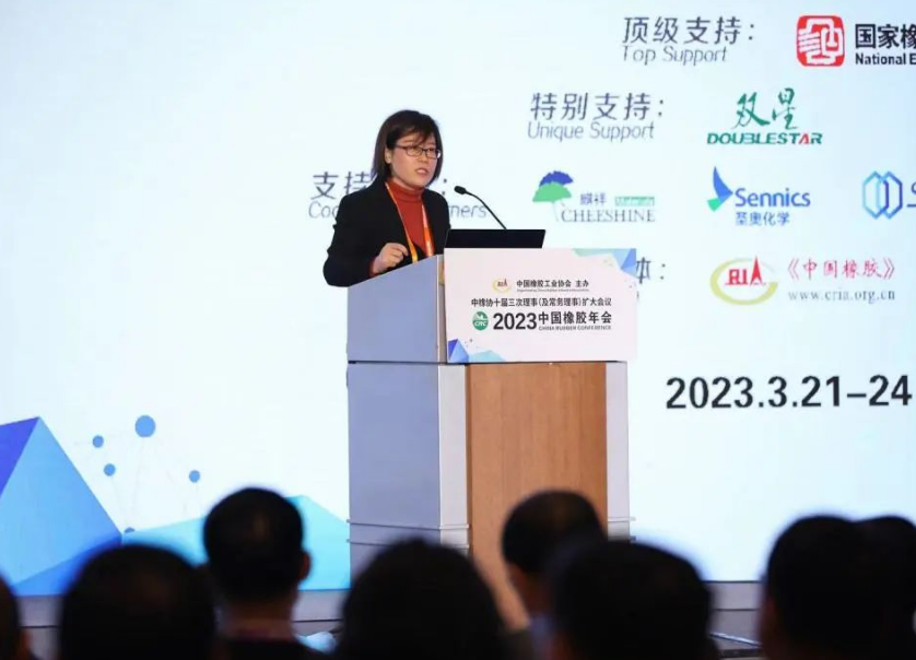 會議伊始，中國橡膠工業協會會長徐文英做了2022年中國橡膠工業協會工作匯報及2023年工作計劃。徐文英表示，2022年，協會持續服務企業，解決行業難點問題，做好企業與政府的溝通橋梁，并加強協會內部自身建設。2023年，基礎工作之外，協會還將積極組織海外考察，推動雙碳目標實施，推動行業評價體系制定等。徐文英還呼吁要改變觀念，從數量規模效益轉往質量發展，期待行業打破邊界，積極跨界協同，實現共生共榮。