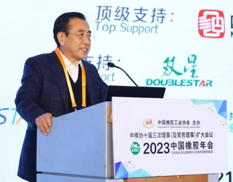 中國橡膠工業協會高級副會長、主席團企業執行主席國家橡膠與輪胎工程技術研究中心主任，賽輪集團股份有限公司黨委書記、名譽董事長袁仲雪做大會主旨發言。袁仲雪認為，在國際市場矛盾突出的復雜環境下，企業應在不確定環境下，做好確定的事情。對此，企業應抓好科技創新、生產工藝創新、智能化/無人化創新、節能環保創新、服務用戶創新、人才培養創新，以此推動自身高質量發展。