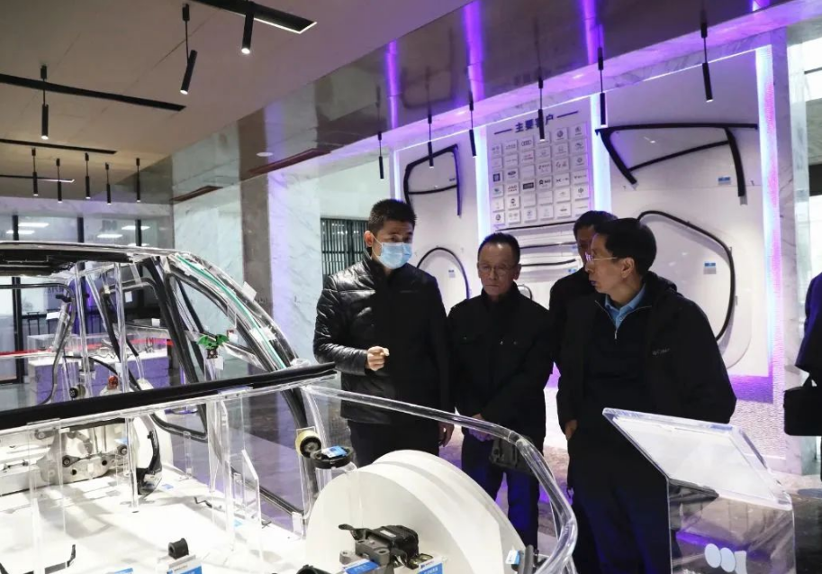 吳衛(wèi)東博士一行先后參觀了建新總部產(chǎn)品展廳，試驗(yàn)中心(CNAS認(rèn)可試驗(yàn)室)，膠管公司，減震、高分子、密封條梅橋工廠，實(shí)地考察建新的自動(dòng)化生產(chǎn)線、智能化生產(chǎn)設(shè)備、橡膠原材料存儲(chǔ)環(huán)境、Audit匹配室及產(chǎn)品的生產(chǎn)工藝和流程等。期待建新繼續(xù)在汽車(chē)零部件領(lǐng)域深耕，聚焦主業(yè)實(shí)業(yè)，打造成為世界級(jí)科研領(lǐng)先的智能生態(tài)系統(tǒng)優(yōu)質(zhì)服務(wù)平臺(tái)。