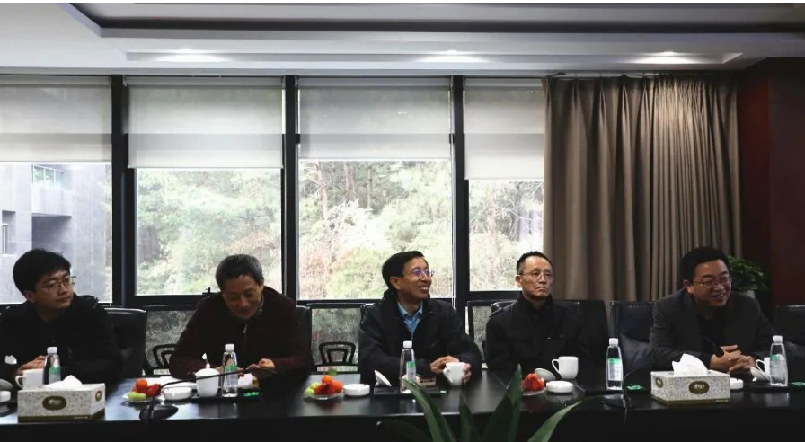 建新工會(huì)主席陳春學(xué)表示，建新與高校的產(chǎn)學(xué)研合作項(xiàng)目融洽且取得良好成效，希望后續(xù)與北化的科研團(tuán)隊(duì)進(jìn)行深入合作。借助科研團(tuán)隊(duì)力量，使建新橡膠材料在配方、性能與新材料應(yīng)用等方面進(jìn)一步突破與創(chuàng)新，加速推動(dòng)企業(yè)研發(fā)生產(chǎn)能力再上新臺(tái)階，進(jìn)一步提升行業(yè)核心競(jìng)爭(zhēng)力。