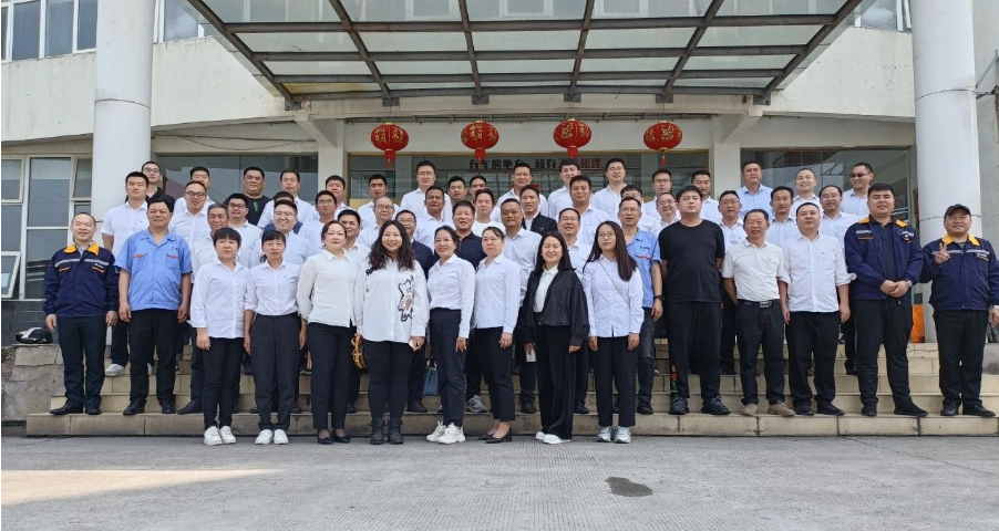 云膠集團阮林光、白進、張學明等領導一行47人赴新桂輪公司參觀交流。新桂輪董事長王定杰帶領公司中高層熱情接待。