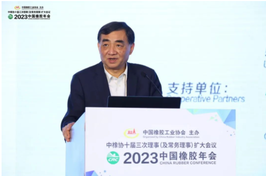 中橡協(xié)高級副會長、中策橡膠集團股份有限公司董事長沈金榮發(fā)表了題為“后疫情時代的中國輪胎行業(yè)”的演講，引起了業(yè)內(nèi)廣泛的討論和關(guān)注。