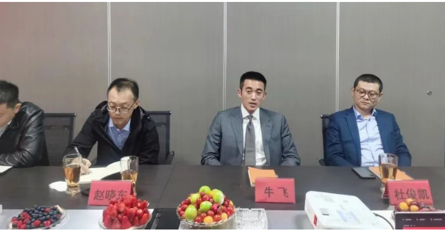 在張緒艮的陪同下，牛飛一行參觀了企業(yè)輪胎倉庫及辦公樓。隨后，雙方在會議室，進(jìn)行有關(guān)座談交流。