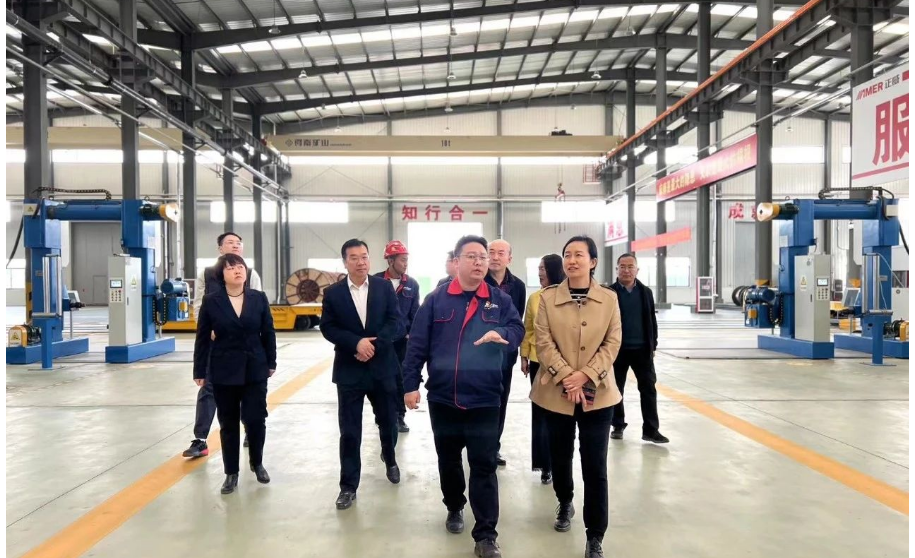 滕州市政協(xié)副主席、工商聯(lián)主席李慧，市委統(tǒng)戰(zhàn)部副部長(zhǎng)、工商聯(lián)黨組書記、常務(wù)副主席趙海濤一行來(lái)蒞臨正威華能項(xiàng)目調(diào)研。調(diào)研組一行來(lái)到正威華能新材料科技有限公司，實(shí)地查看了生產(chǎn)車間，與企業(yè)負(fù)責(zé)人進(jìn)行了深入交流，聽取了企業(yè)科研成果轉(zhuǎn)化、運(yùn)營(yíng)管理、未來(lái)規(guī)劃等情況介紹。