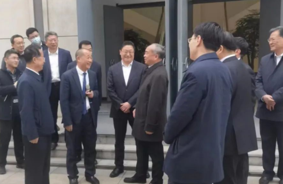 此外，林武書記強調，要著力營造一流營商環境，為企業和園區的發展提供優質高效服務。他表示，安全生產責任重于泰山，企業要扛牢主體責任，嚴格落實安全生產各項制度要求。在此次調研中，還有省委常委、秘書長張海波，省直有關部門主要負責同志參加，新區工委書記孫永紅、董家口管委主任楊亦武、金能科技董事長秦慶平等陪同觀摩。