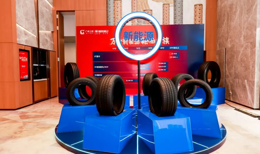 萬力表示，2023年，國內(nèi)新能源車市場競爭呈現(xiàn)白熱化趨勢，使用場景不斷拓寬。萬力輪胎準(zhǔn)確把握新能源車輪胎市場變化形勢，基于多年新能源產(chǎn)品研發(fā)經(jīng)驗(yàn)，十年磨一劍，從用戶需求入手，打造新能源時(shí)代的專屬好產(chǎn)品。
