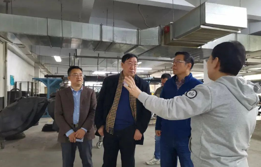 在二樓大廳，大家共同觀看了輪胎翻新宣傳片以及智能管理系統視頻資料。張秀麗詳細為李會長一行介紹了智能管理系統的目的以及各項功能等。接著，大家共同參觀了鄭州萬通輪胎文化園，并參觀了翻新研發室。張秀麗詳細講解了輪胎的價值，稱一條輪胎完磨后只能發揮出30%的價值，其余70%的價值在于胎體。萬通采用普利司通的多次翻新工藝，翻新胎的胎面膠使用里程可達25到30萬公里，同樣具有普利司通新胎的性能。張秀麗表示，翻新和智能管理系統項目符合當代的創新趨勢，是發展循環經濟綠色經濟，可有效降低車輛事故，實現數字化轉型。