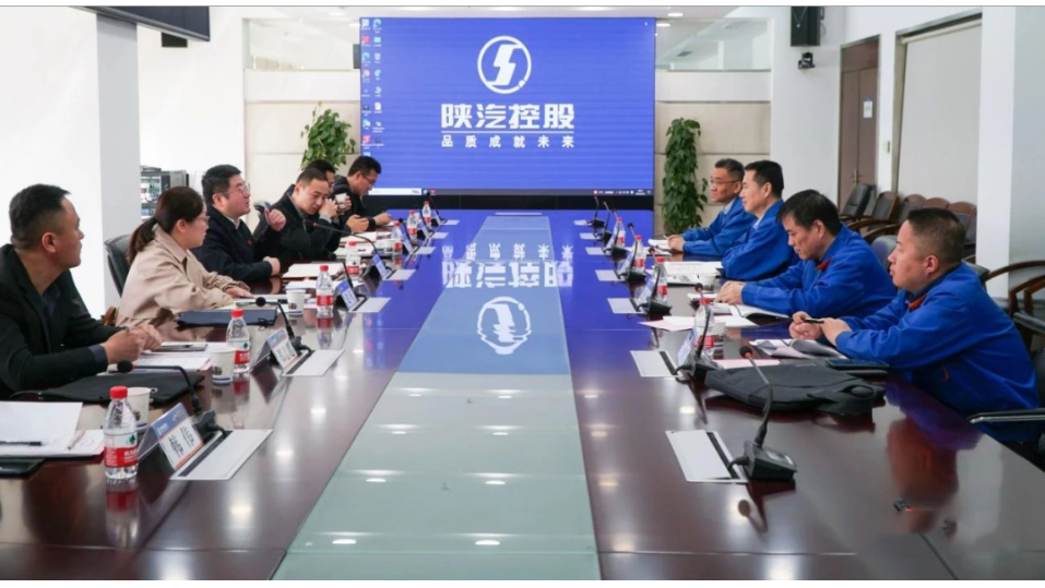 延長橡膠公司總經理張航偉一行到陜西汽車控股集團有限公司參觀交流。雙方就全面深化戰略合作事宜進行了座談。