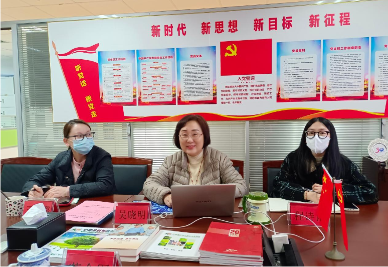 吳曉明秘書長以PPT的形式對寧波涂料行業(yè)現(xiàn)狀，協(xié)會秘書處精細(xì)化管理、如何通過“協(xié)會服務(wù)平臺”精準(zhǔn)對接服務(wù)企業(yè)、團(tuán)體標(biāo)準(zhǔn)工作等內(nèi)容作了介紹和分享，使河南涂協(xié)一行對協(xié)會及寧波涂料行業(yè)的發(fā)展進(jìn)行了直觀和深入的了解。