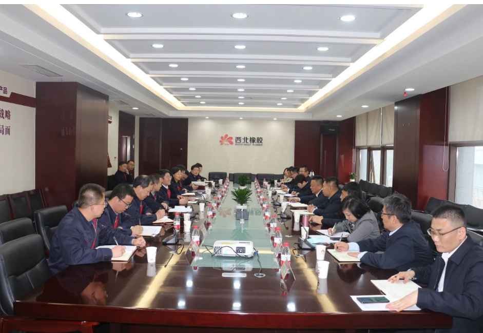 延長(zhǎng)石油物資集團(tuán)公司執(zhí)行董事、總經(jīng)理李曉恒一行到訪西橡公司，就物資采供和營(yíng)銷貿(mào)易等業(yè)務(wù)進(jìn)行交流座談。座談會(huì)上，公司采購(gòu)、銷售、財(cái)務(wù)等相關(guān)部門負(fù)責(zé)人同物資集團(tuán)相關(guān)負(fù)責(zé)人圍繞內(nèi)部互供、物資管理及營(yíng)銷貿(mào)易等工作進(jìn)行了深入探討和交流答疑。