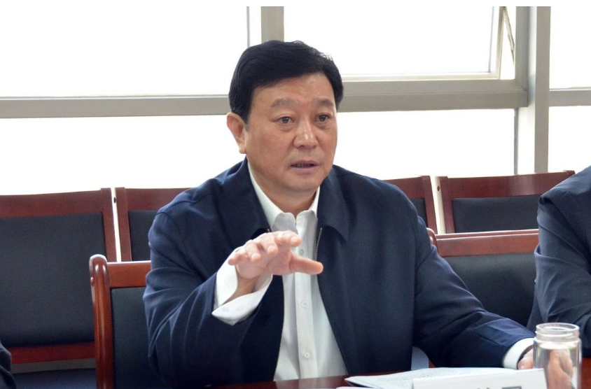 劉普軍會(huì)長(zhǎng)首先對(duì)李玉俊副市長(zhǎng)一行的來(lái)訪表示熱烈歡迎。他指出，中國(guó)涂料行業(yè)堅(jiān)定正確的政治方向，全面貫徹新發(fā)展理念，加快構(gòu)建新發(fā)展格局。目前中國(guó)涂料產(chǎn)業(yè)的發(fā)展布局尚不均衡，長(zhǎng)三角、珠三角地區(qū)相對(duì)成熟，東北地區(qū)還有待開(kāi)發(fā)。中國(guó)涂料工業(yè)協(xié)會(huì)將會(huì)大力支持牡丹江涂料產(chǎn)業(yè)的崛起，助力推動(dòng)牡丹江乃至東北地區(qū)的經(jīng)濟(jì)發(fā)展。相信東北地區(qū)一定會(huì)在各級(jí)黨委、政府的領(lǐng)導(dǎo)下，砥礪前行、重現(xiàn)輝煌。