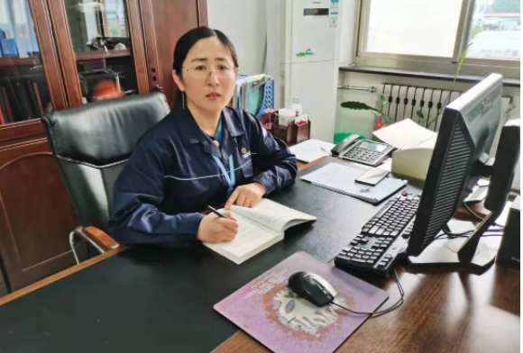 萬達集團·耐斯特炭黑有限公司劉明燕在第十二屆黃河口首席技師評選中榮獲榮譽稱號。經過多輪角逐，劉明燕在眾多參賽者中脫穎而出。