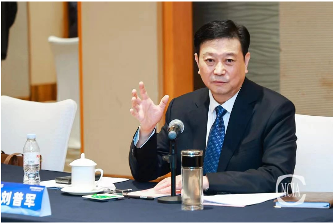 劉普軍會(huì)長(zhǎng)主持會(huì)議并講話。劉普軍會(huì)長(zhǎng)在講話中首先代表中國(guó)涂料工業(yè)協(xié)會(huì)和大會(huì)組委會(huì)，對(duì)各位政府領(lǐng)導(dǎo)和企業(yè)家們的到來(lái)表示熱烈歡迎。并表示本次大會(huì)是中國(guó)涂料工業(yè)協(xié)會(huì)新一屆領(lǐng)導(dǎo)集體當(dāng)選后的第一次國(guó)際性大會(huì)，意義重大。劉普軍會(huì)長(zhǎng)表示，新一屆領(lǐng)導(dǎo)集體將堅(jiān)持正確的政治方向，引領(lǐng)中國(guó)涂料行業(yè)，時(shí)刻聚焦涂料屆的時(shí)與勢(shì)、危與機(jī)，帶領(lǐng)涂料行業(yè)沿著正確的政治方向前進(jìn)。