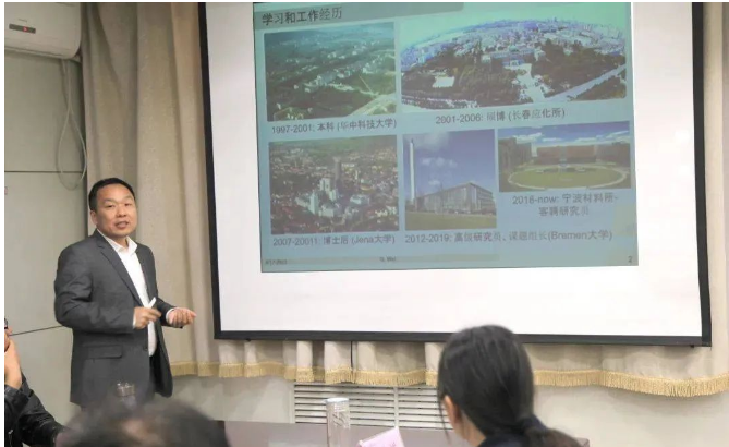 魏剛高級研究員是德國不來梅大學課題組長，歐盟研究委員會、德國科學基金、卡塔爾大學內(nèi)部科學基金、以色列科學基金、波蘭國家科學基金、德國洪堡基金會以及法國斯特拉斯堡大學萊恩基金會評審人，入選德國洪堡學者、卡爾蔡司學者，2022年入選材料科學領(lǐng)域全球前2%頂尖科學家。擔任SCI雜志Journal of Nanobiotechnology副主編，以及多個SCI雜志編輯和編委。主持德國科學基金、卡爾-蔡司基金等多個項目。