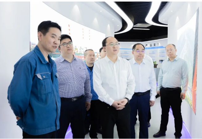 在座談會(huì)上，郎總分別從公司企業(yè)文化、科研成果、產(chǎn)品開(kāi)發(fā)、營(yíng)銷(xiāo)模式、市場(chǎng)建設(shè)等方面作了詳細(xì)的匯報(bào)。