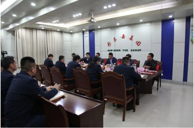 在隨后舉行的座談會上，集團黨委書記、董事長李勇熱情會見了來訪的青島大學專家學者，并與谷正教授、李群教授等人進行了親切交談。同時，殷峰就公司發展歷程、產品制造與銷售、獲得榮譽以及項目開展情況，軒召民就公司技術中心、技術研發與產品開發等情況分別向青島大學專家學者做了詳細介紹。