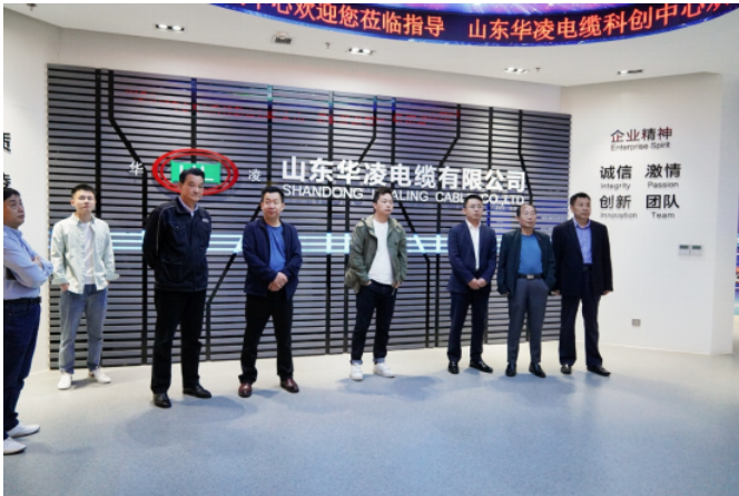 在山東華凌電纜有限公司，交流團(tuán)一行人首先參觀了電纜展廳。華凌電纜副董事長(zhǎng)王兆波為大家介紹了華凌電纜的發(fā)展歷程、人才培育、產(chǎn)品研發(fā)及企業(yè)榮譽(yù)等情況。