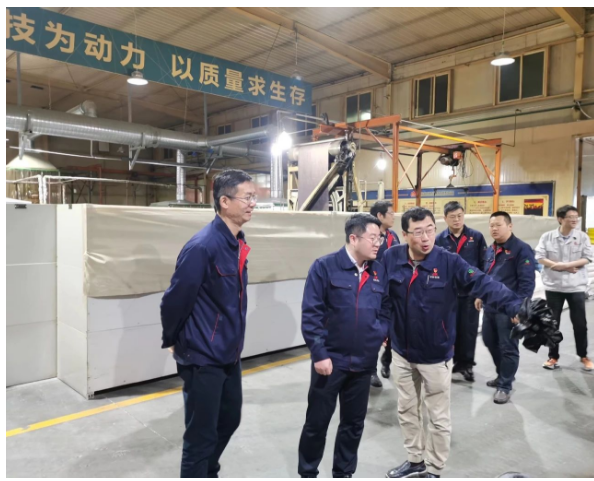 為了精確分析和解決膠管分公司在生產經營中的瓶頸問題，推動企業發展，陜西延長石油物流集團有限公司總經理、黨委副書記張航偉一行于4月21日到該分公司調研生產經營、市場開發、安全環保等情況，公司副總經理魏穩戰陪同。