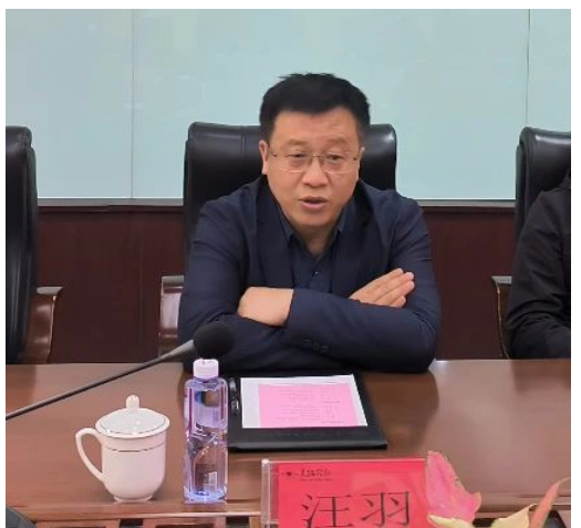 最后，汪羽指出，要嚴(yán)格按照黑貓集團(tuán)和黑貓股份要求，安排好生產(chǎn)經(jīng)營工作，同時樹立成本觀念，積極調(diào)整經(jīng)營結(jié)構(gòu)，通過降低成本消耗，創(chuàng)造更大經(jīng)營效益。并強(qiáng)調(diào)，要強(qiáng)化新時期干部隊伍建設(shè)，注重對基層一線員工的發(fā)掘培養(yǎng)任用，提高對基層一線優(yōu)秀員工的關(guān)注度，為更多優(yōu)秀員工搭建好人盡其才的廣闊舞臺，為黑貓集團(tuán)和股份公司新型多元、轉(zhuǎn)型升級發(fā)展儲備智慧和力量。