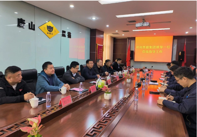 后，在座談會上，魏明表示，要在鞏固現(xiàn)有成績基礎(chǔ)上持續(xù)提升現(xiàn)場管理，積極與炭黑事業(yè)部及對口部門加強(qiáng)溝通對接，準(zhǔn)確把握市場需求及經(jīng)營決策，實現(xiàn)產(chǎn)銷平衡，加快完成現(xiàn)階段煤氣對接，徹底解決燃料問題，快速實現(xiàn)盈利。同時各車間要會算賬、算好賬，創(chuàng)造價值、干出效益。