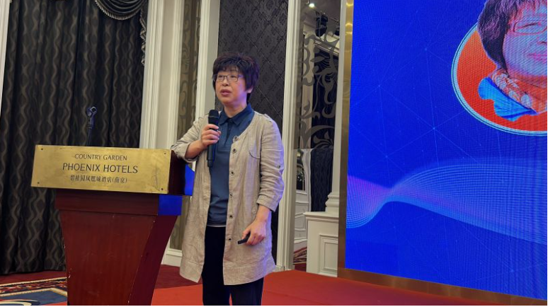 會議最后一個環節是江蘇省涂料行業協會副秘書長劉澤曦的主題報告，題目為《全球涂料行業發展分析與中國涂料行業地位》。他在報告中指出，我國涂料行業在全球市場中占據著重要地位，但目前中國涂企大而不強，需要通過全球化實現更加廣闊的發展機會。此外，他還分析了全球涂料行業的發展趨勢和我國涂料行業的市場占有率以及所有細分應用領域市占率的情況，為行業的未來發展提出了啟示和建議。