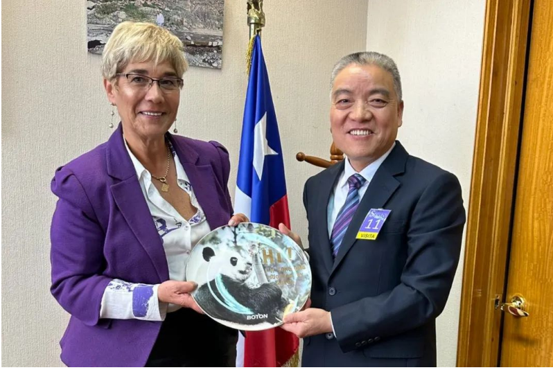4月24日，包總一行還前往智利國會大廈所在地Valparaiso，拜會智利參議院副主席露斯·斯彭博格女士。包董事長向斯彭博格議長介紹了寶通計劃在智利圍繞智能化技術(shù)與產(chǎn)品，以及資源循環(huán)與環(huán)境保護(hù)等重點項目進(jìn)行投資布局。議長對此計劃表示大力贊賞，并承諾將全面支持和協(xié)助。
