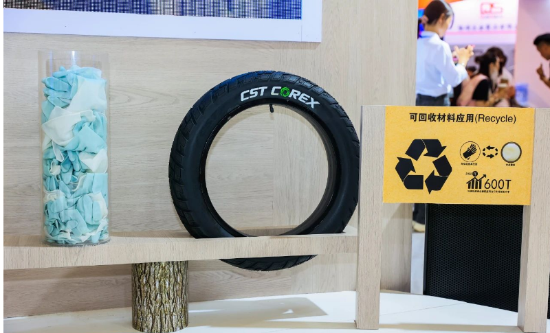 正新將ESG永續材料技術應用到了適配E-MOPED的輪胎產品CST COREX中，使得輪胎更輕量化、更環保。該產品采用輕量化60TPI膚邊胎體設計，使輪胎重量減輕15%，每條輪胎可減少0.72KG的CO2排放，同時輪胎的滾動阻力降低10%以上。采用稻谷殼白煙配方，每條輪胎可減少1.07KG CO2排放。