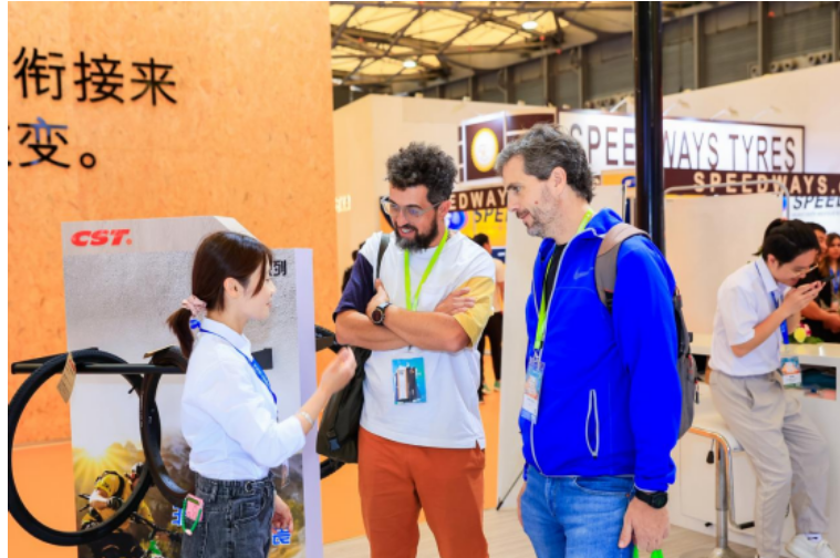 作為展會上備受關注的企業之一，正新輪胎吸引了眾多采購商的關注。據炭黑產業網了解，各國核心客戶對正新輪胎的新產品表示了極大的興趣，紛紛駐足觀看，洽談合作。此外，正新輪胎還展出了行銷全世界100多個國家的自行車輪胎主力產品，包括E-BIKE、SMALL WHEEL、ROAD/GRAVEL、MTB、CITY、SAKURA、TUBES、BROWNS FAMILY、DK40等多樣化系列產品。
