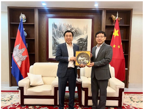 據(jù)了解，這次訪問(wèn)也為國(guó)橡中心的國(guó)際化進(jìn)程注入了新的動(dòng)力。國(guó)橡中心將在柬埔寨打造天然膠生產(chǎn)基地，利用先進(jìn)技術(shù)和產(chǎn)業(yè)鏈協(xié)同優(yōu)勢(shì)，提高橡膠生產(chǎn)效率和質(zhì)量，為全球客戶(hù)提供更加優(yōu)質(zhì)的橡膠產(chǎn)品。同時(shí)，國(guó)橡中心的投資也將促進(jìn)柬埔寨本土橡膠企業(yè)的發(fā)展，提高當(dāng)?shù)氐漠a(chǎn)業(yè)水平和競(jìng)爭(zhēng)力。