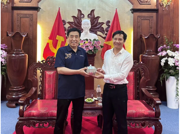 越南生產基地作為世界最大的單體橡膠輪胎工廠之一，生產的輪胎種類多樣，產品質量備受好評。數千越南員工在生產基地成長為優秀人才，在崗位上肩負起重要責任。據了解，未來，賽輪集團將依托國橡中心產業鏈優勢，加速新設備、新工藝等在越南生產基地的應用，打造全球先進輪胎生產基地新樣板。