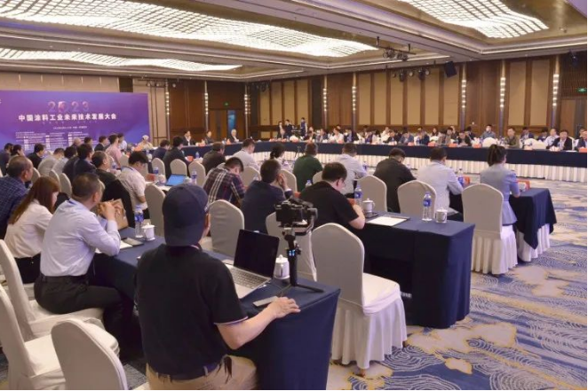 隨后，來自復旦大學、江南大學、中山大學、長春工業(yè)大學等多所高校以及中海油常州涂料化工研究院等科研機構的代表們紛紛介紹了他們在涂料行業(yè)中的最新研究成果、創(chuàng)新人才培養(yǎng)、科技成果轉化以及未來發(fā)展規(guī)劃等內容。